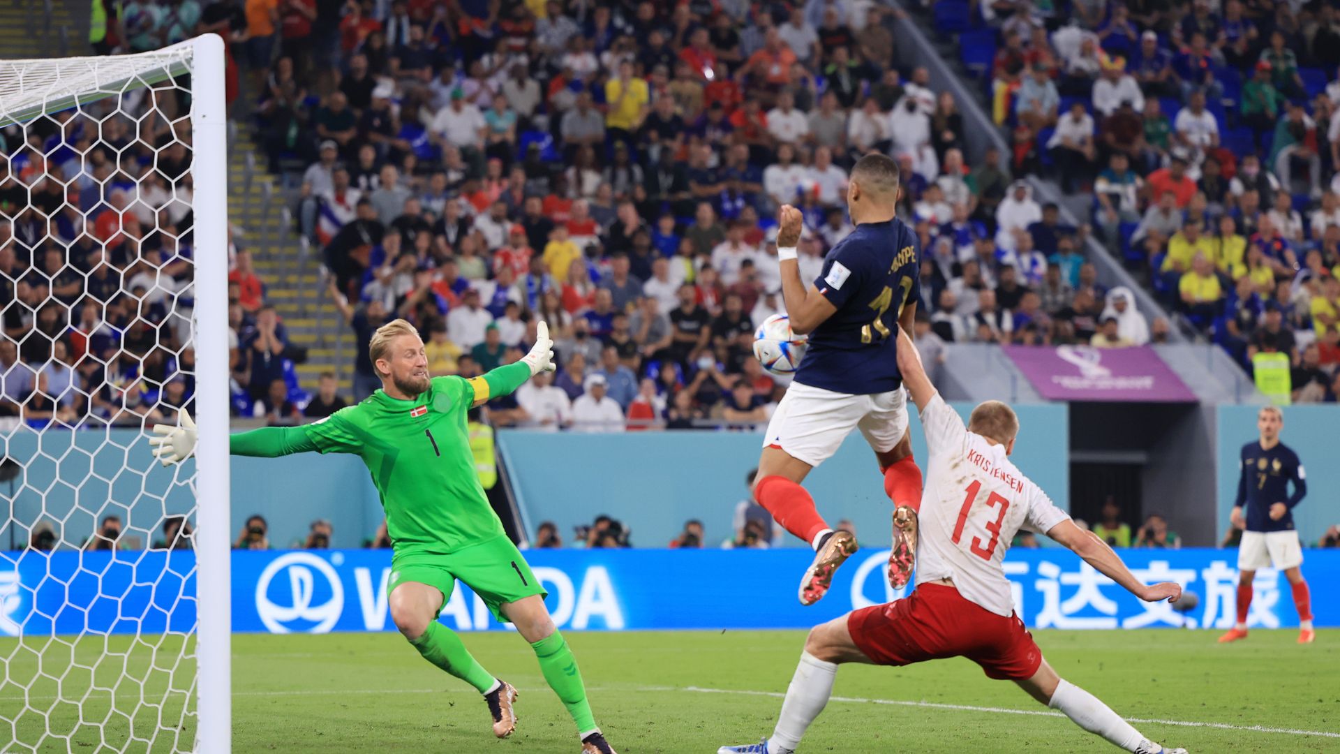 Momento do segundo gol de Mbappé contra a Dinamarca (Crédito: Getty Images)
