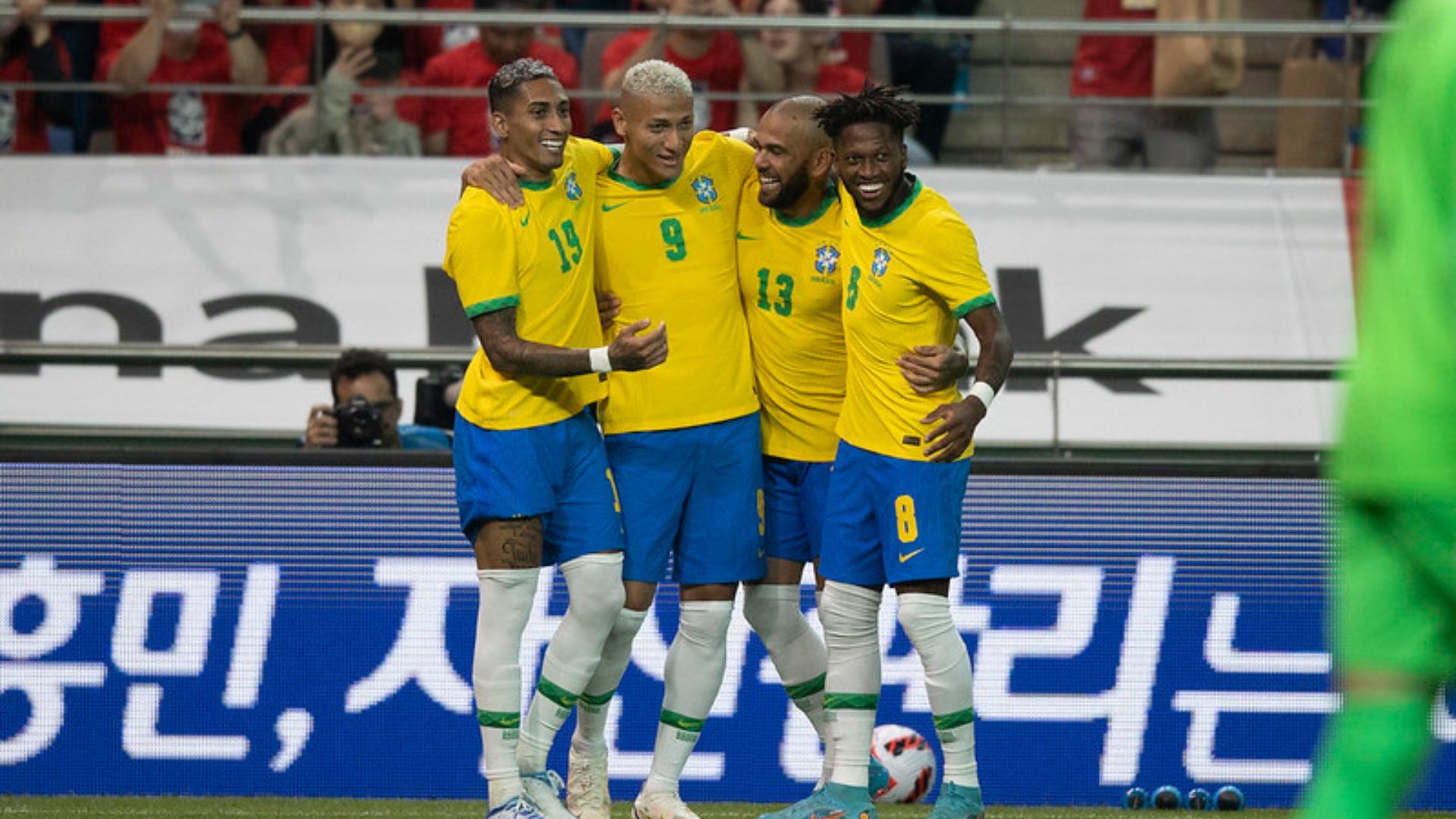 Jogadores da Seleção Brasileira abraçados após o gol