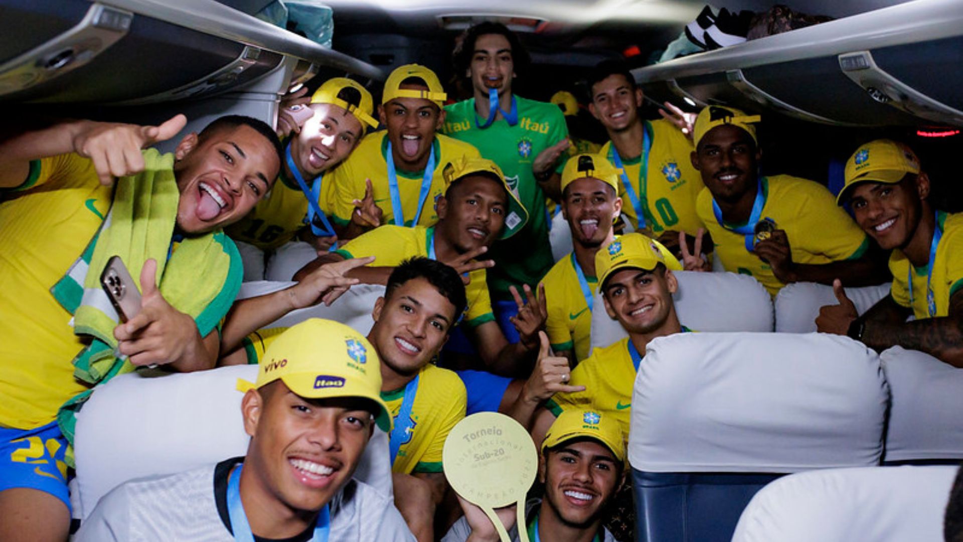 Seleção Brasileira Sub-20 reunida no ônibus