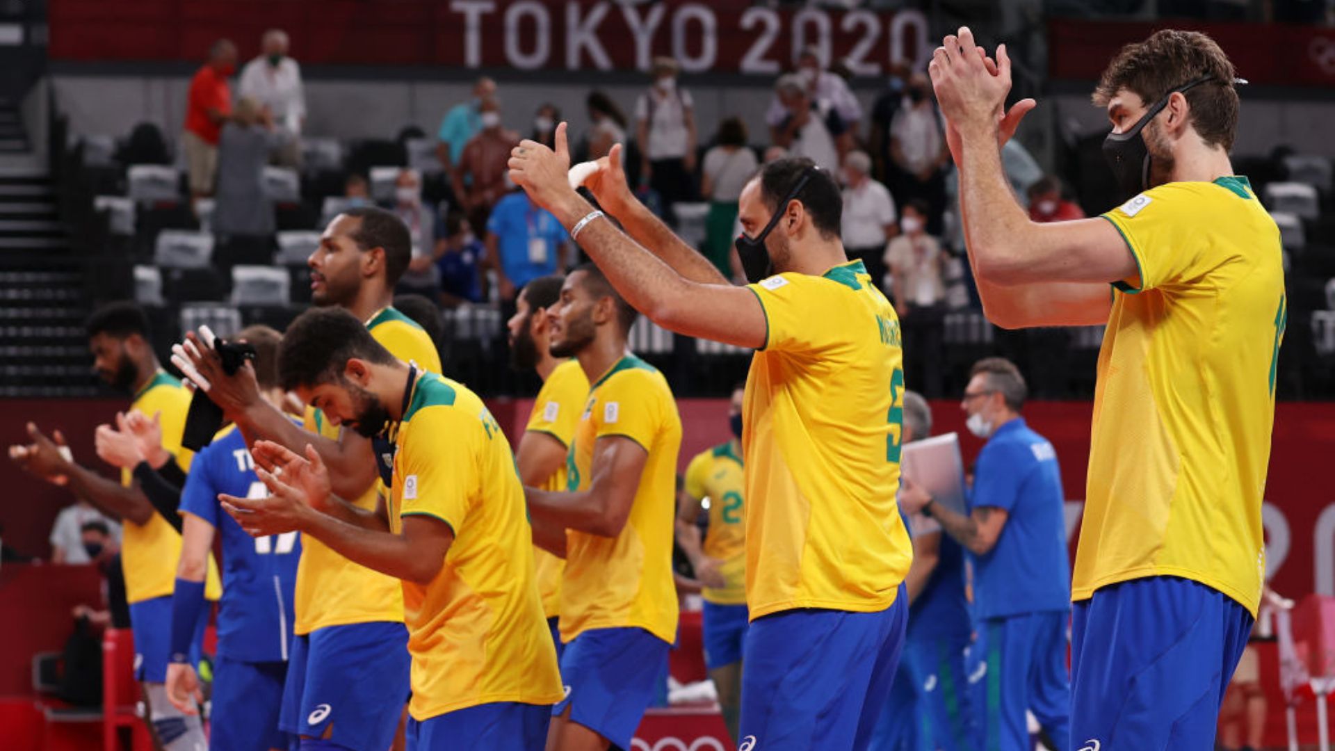 Seleção Brasileira de vôlei batendo palma após a partida
