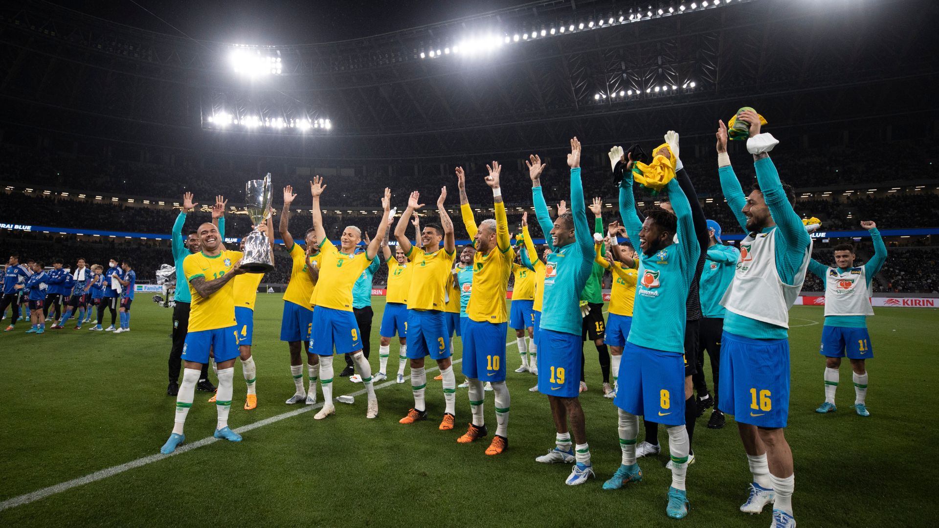 Seleção Brasileira com taça dos últimos amistosos, no Japão