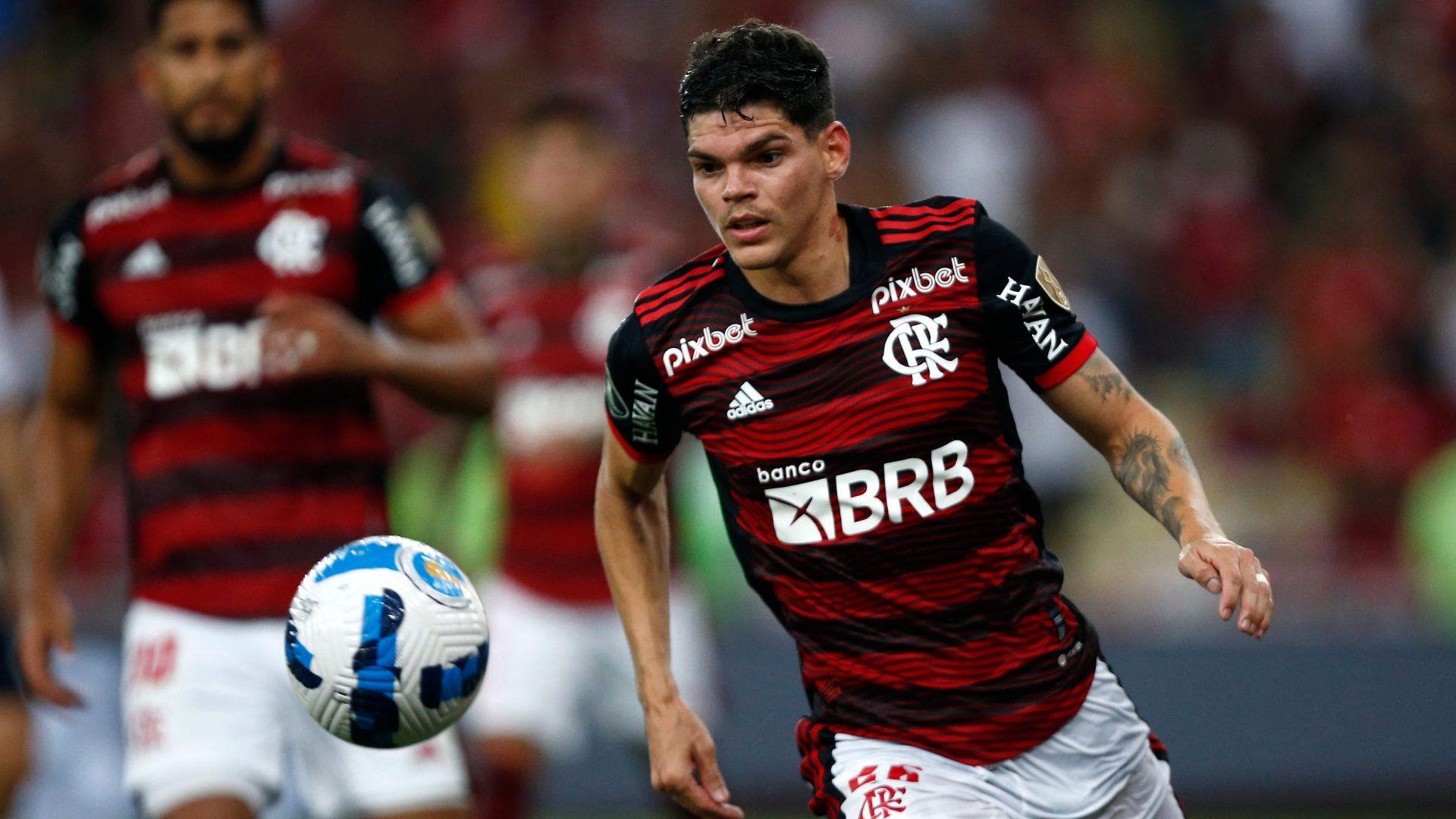 Apesar da boa fase, Ayrton Lucas ainda não sabe se continua no Flamengo (Crédito: Getty Images)