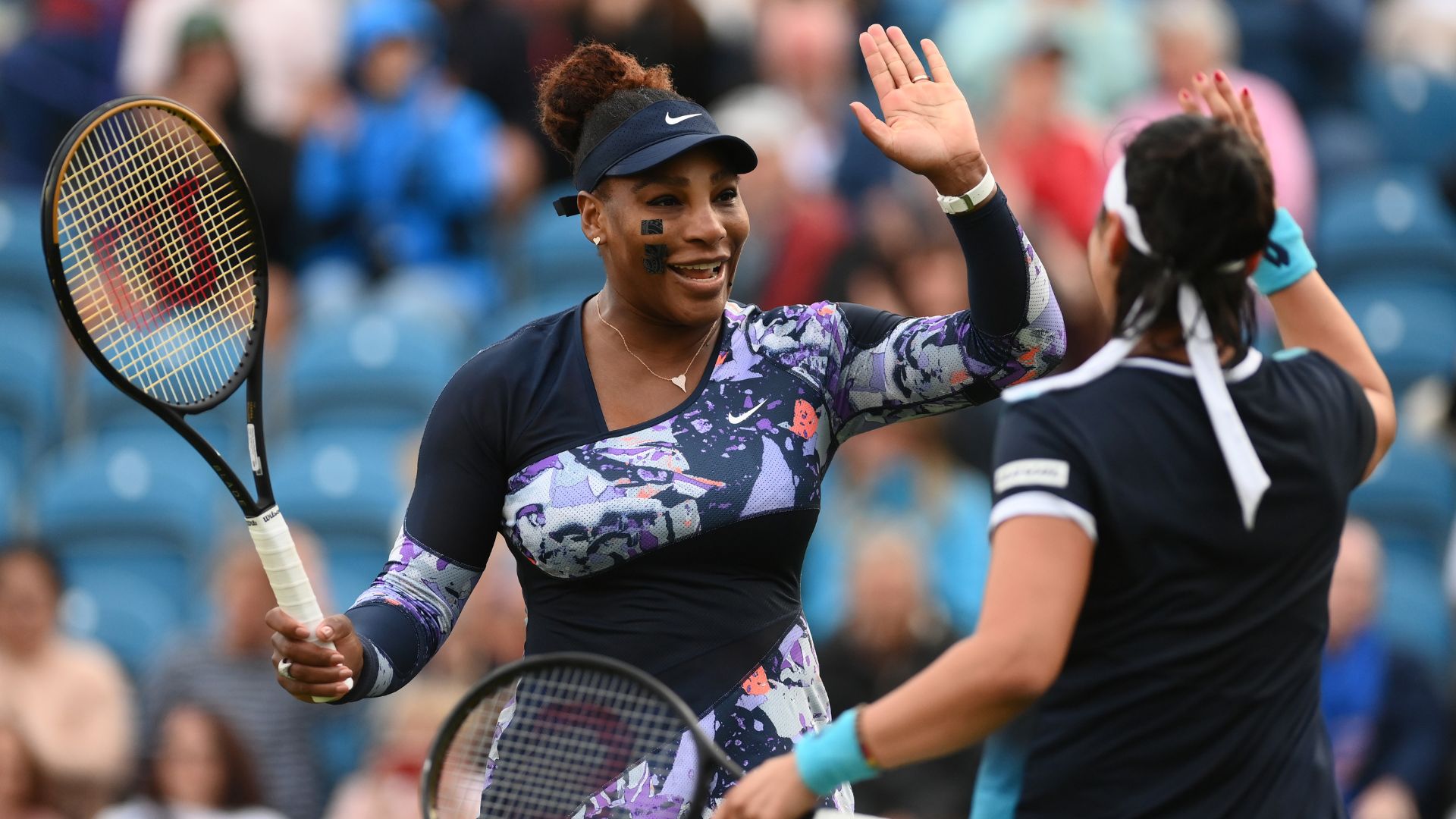 Após um ano longe das quadras, Serena Williams retorna com vitória