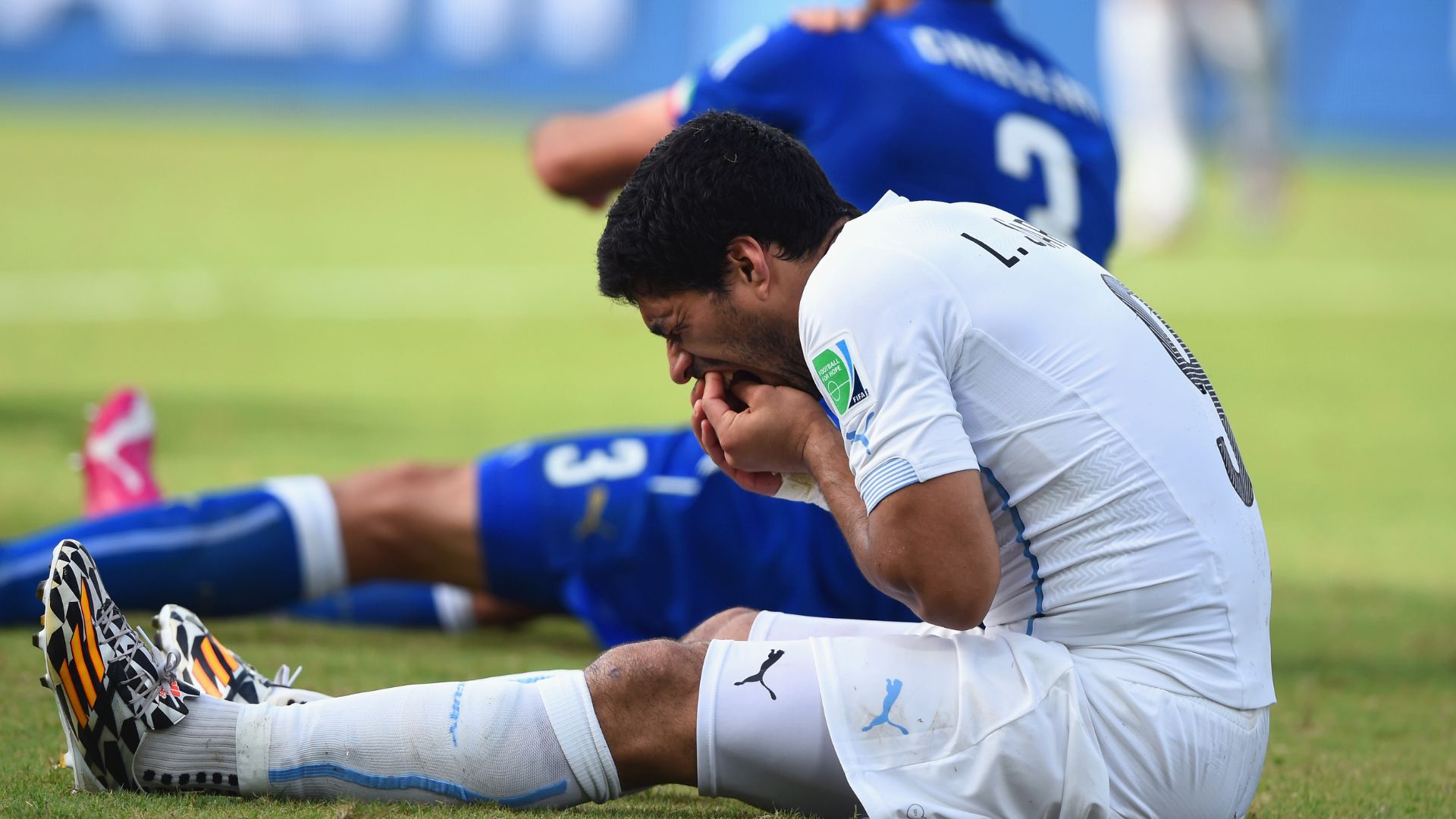 Suárez mordeu o ombro de Chiellini, zagueiro italiano, na Copa de 2014 (Crédito: Getty Images)