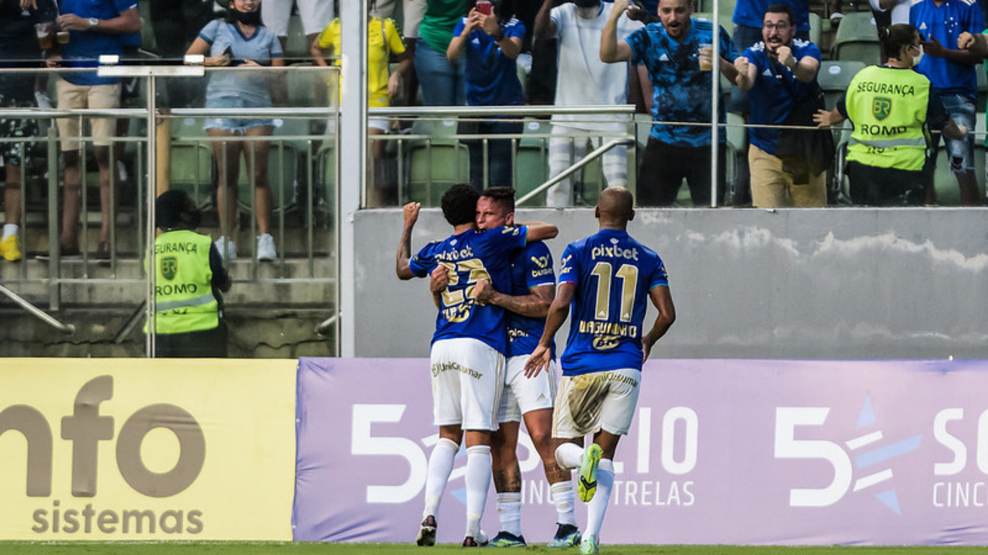 Jogadores do Cruzeiro na partida em que Waguininho foi expulso