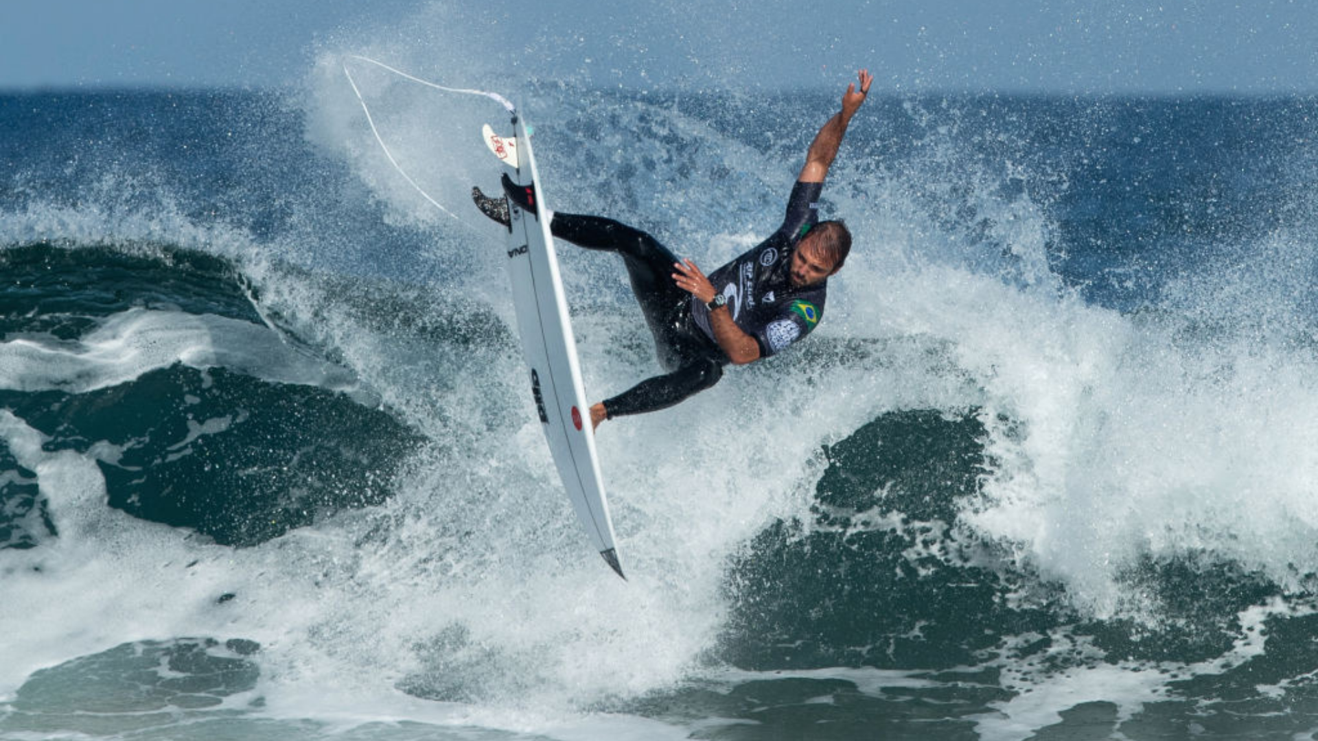 Caio Ibelli em ação no Mundial de Surfe