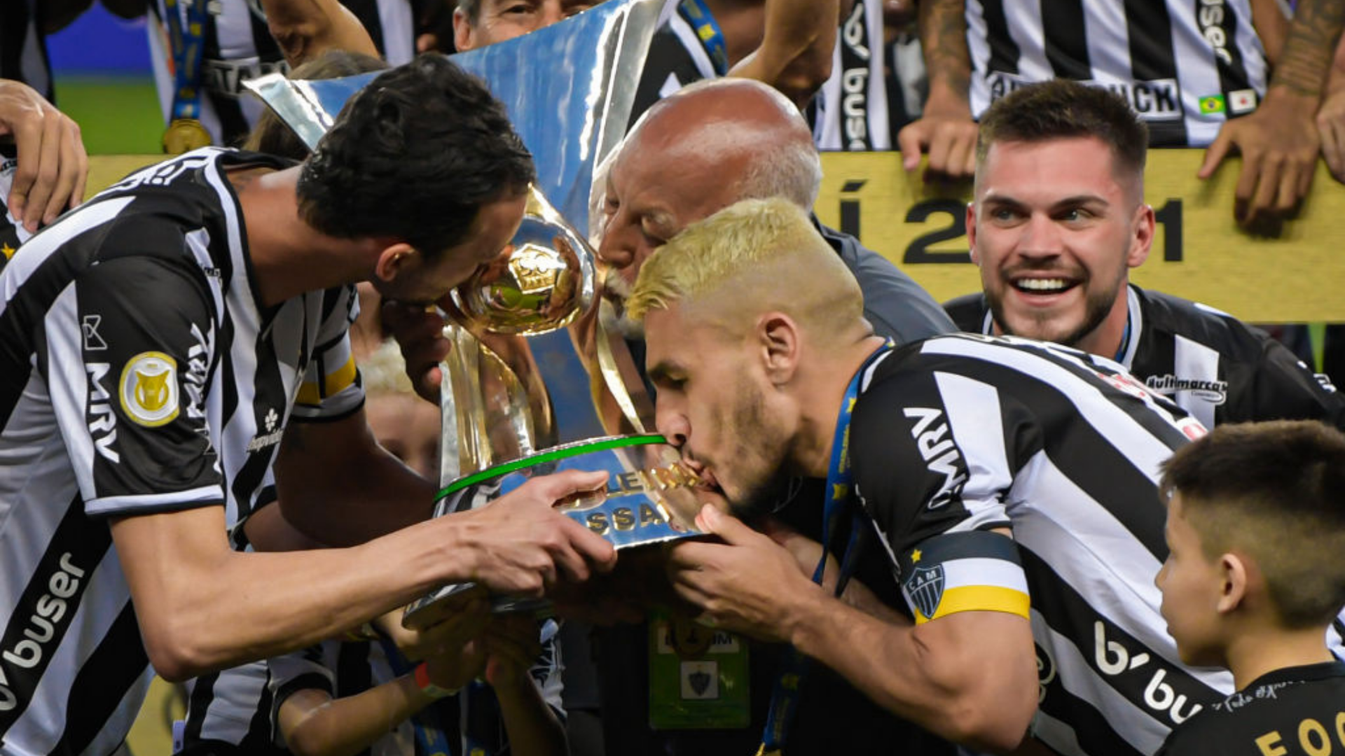 Jogadores do Atlético-MG beijando o troféu do Brasileirão