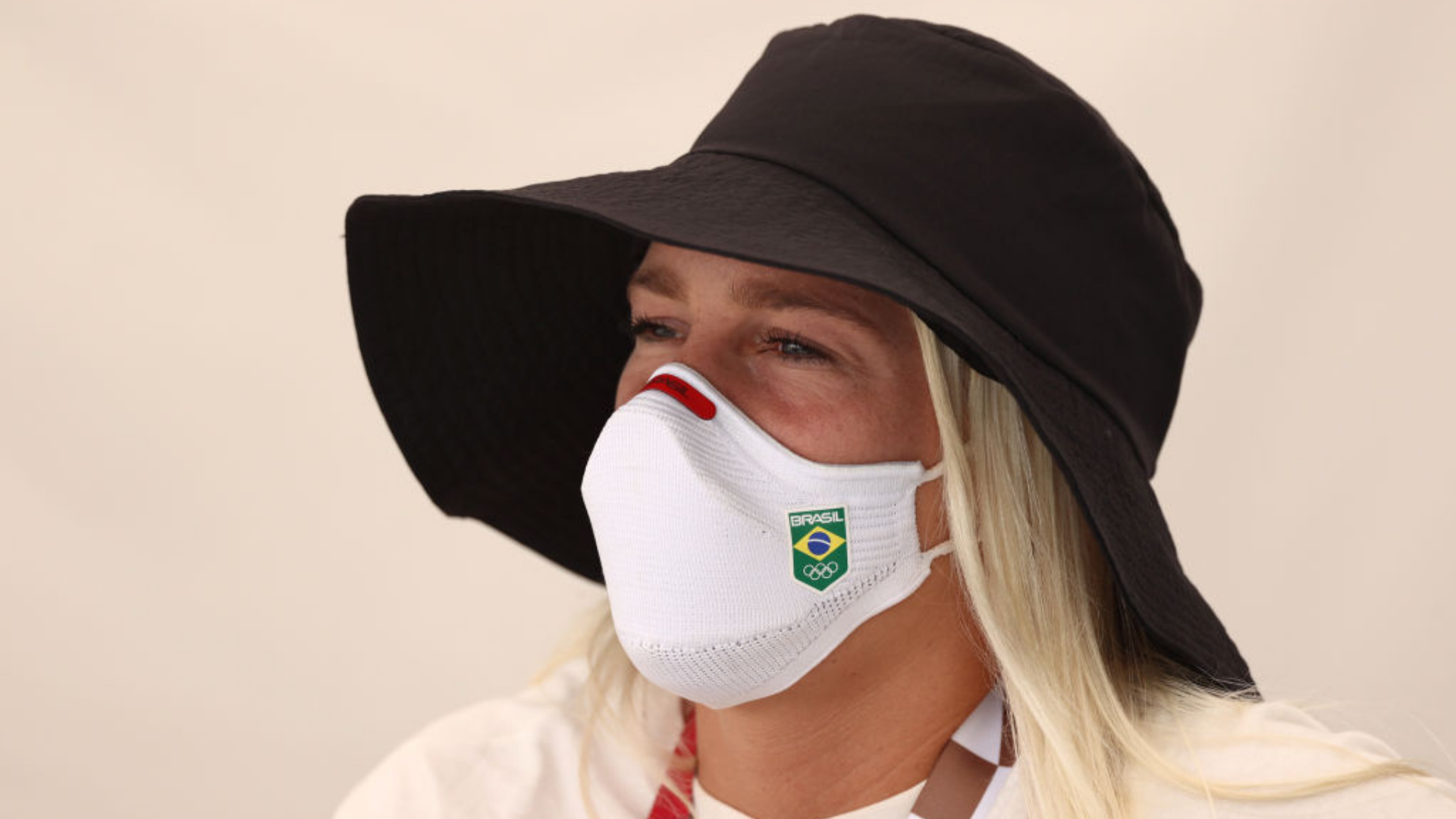 Tatiana Weston-Webb com máscara do Brasil