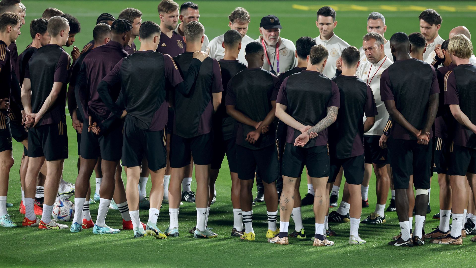Elenco da Alemanha se prepara para encarar a Espanha na Copa do Mundo 2022