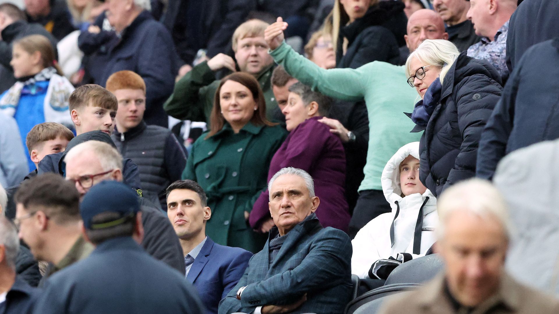 Tite e Matheus Bacchi na partida entre Newscastle e Aston Villa (Crédito: Getty Images)