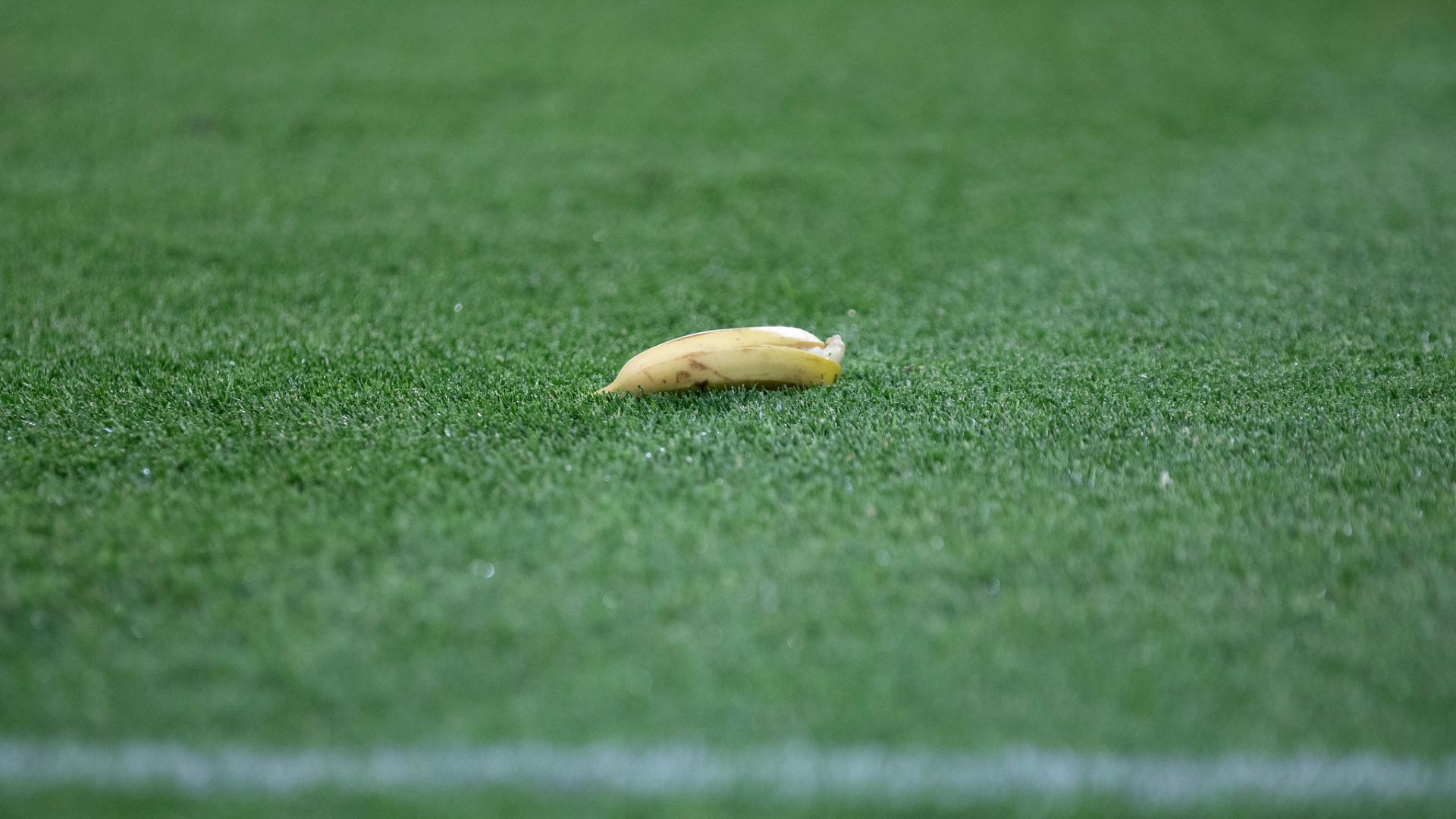 Banana atirada no gramado