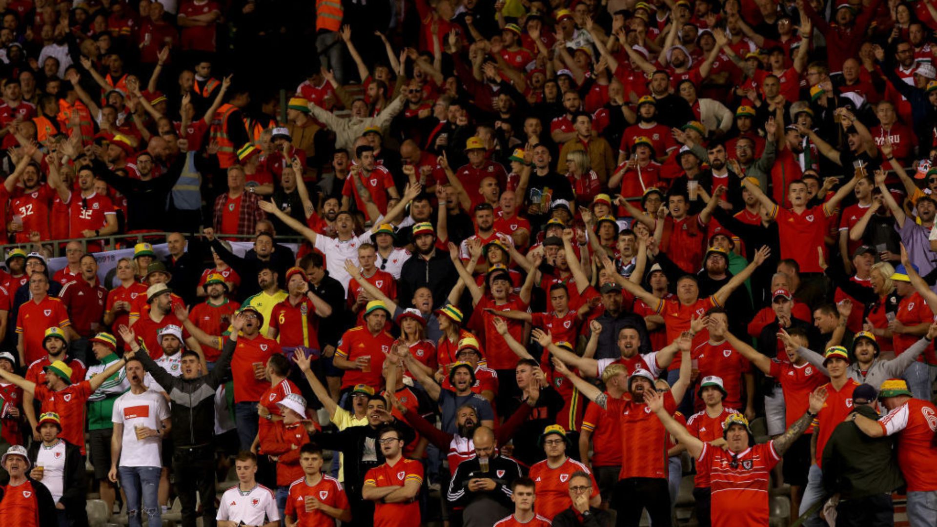 Torcida de Gales celebrando o gol na partida contra a Bélgica