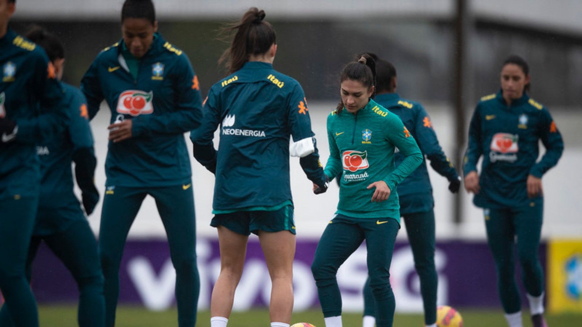Jogadoras da Seleção Brasileira Feminina no treino antes do Torneio da França