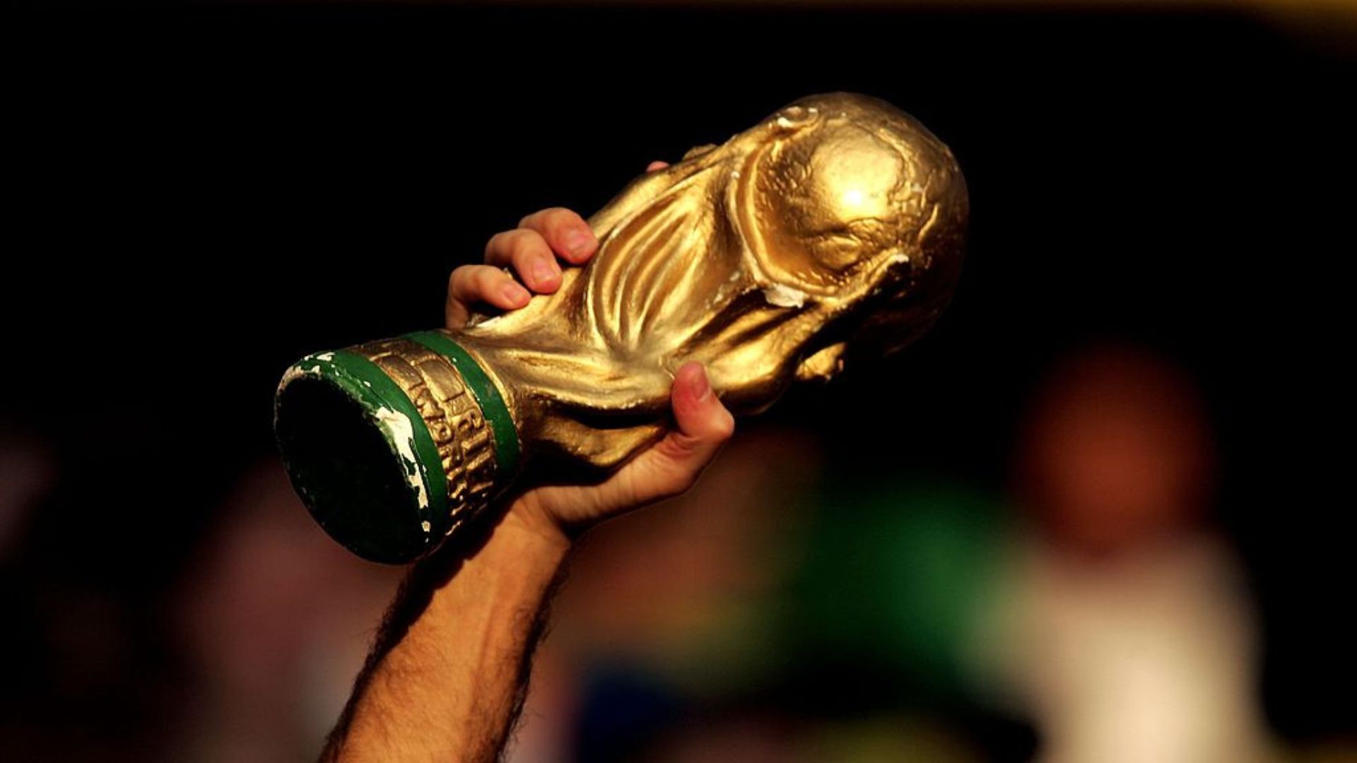 Troféu da Copa do Mundo sendo segurado