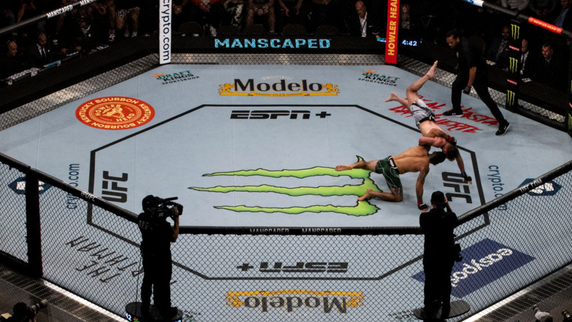 Octógono do UFC durante a disputa da luta