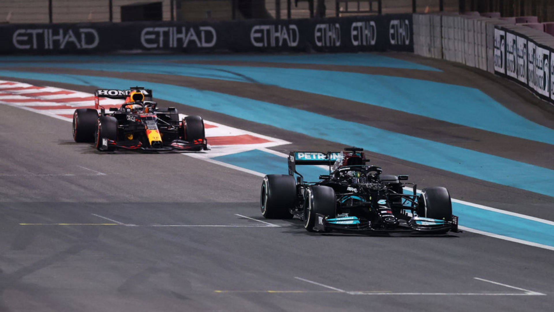Hamilton e Verstappen, na última etapa de 2021
