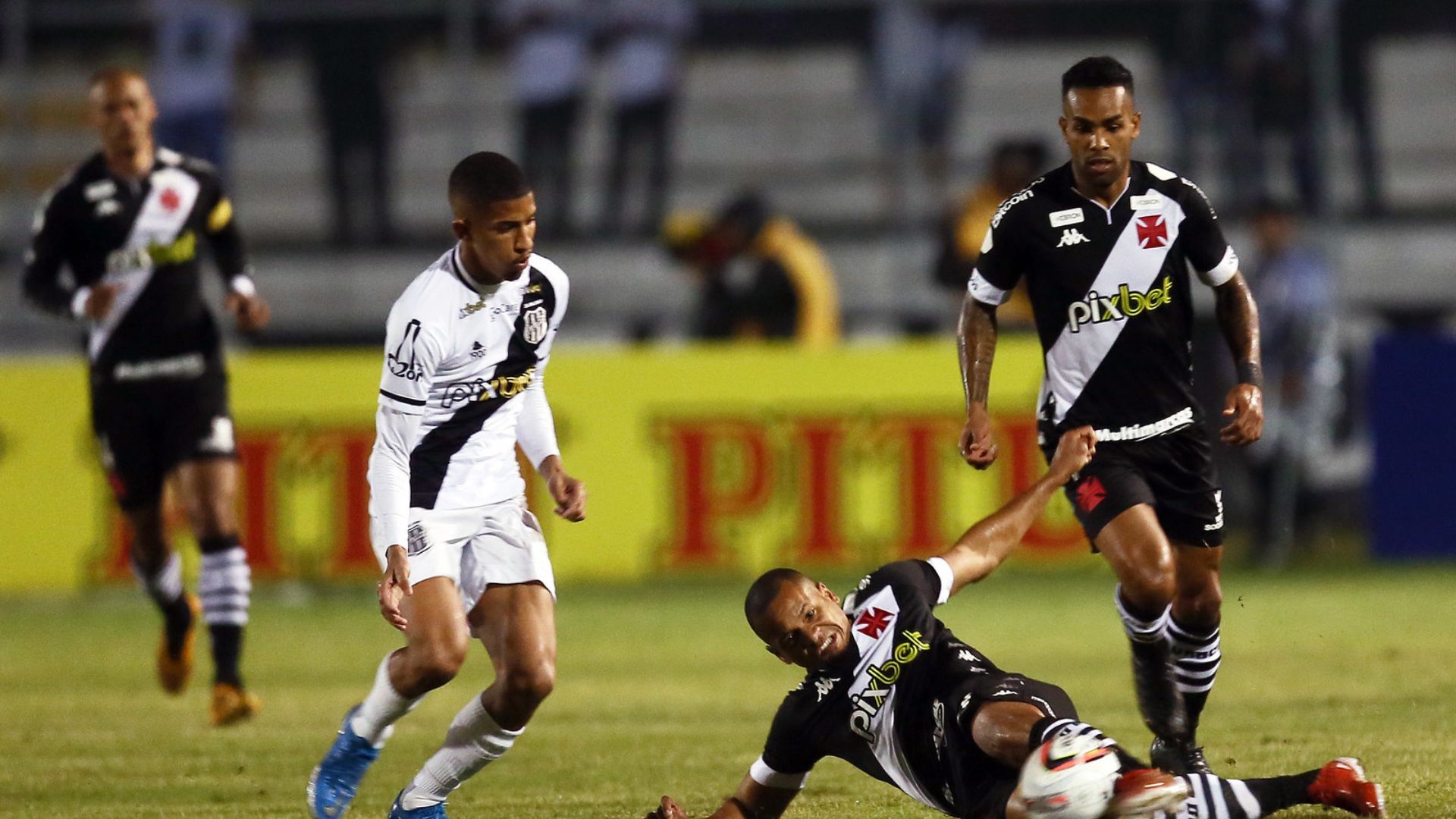 Jogadores do Vasco disputam a bola no jogo contra a Ponte Preta