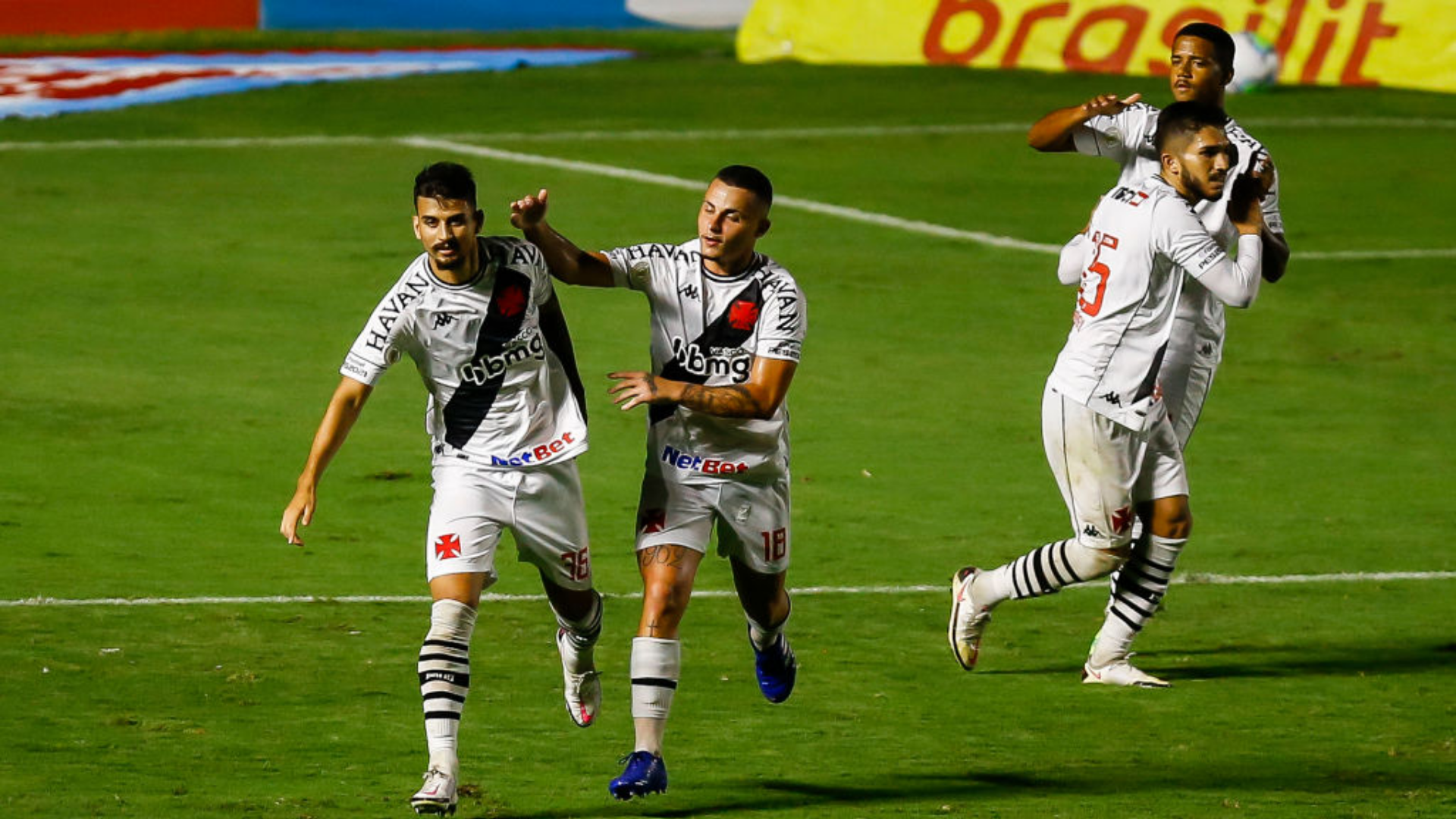 Jogadores do Vasco vibram com gol marcado