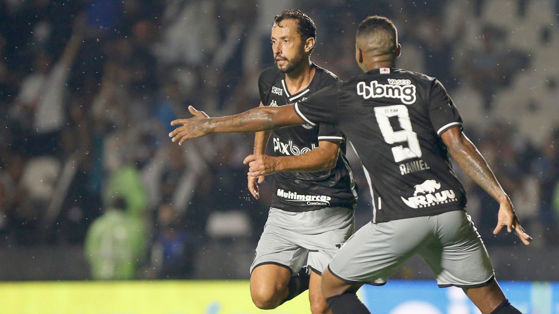 Nenê vibra com gol no Vasco