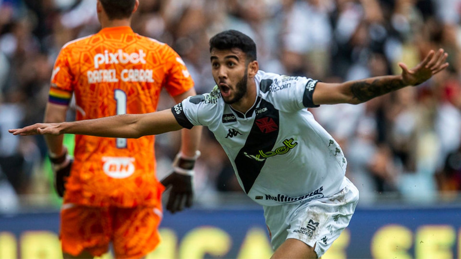 Jogador do Vasco comemorando o gol na partida do Basileirão