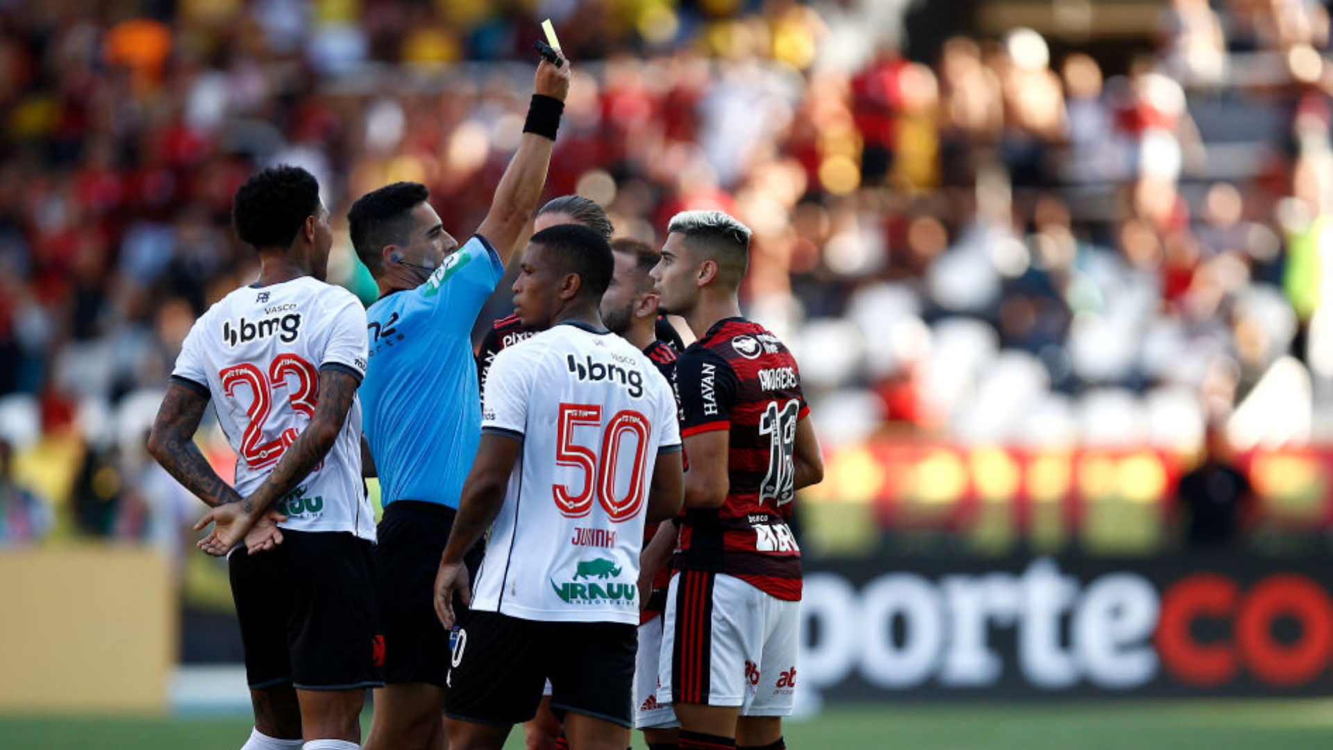 Jogadores de Flamengo e Vasco em ação 