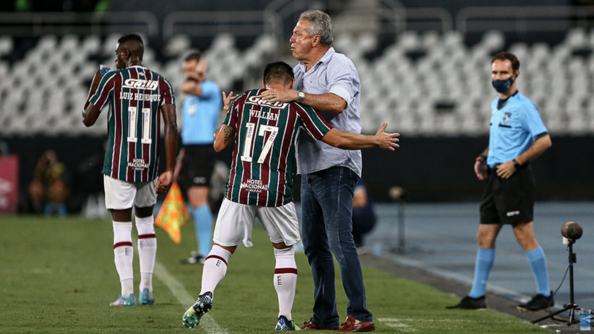 Willian Bigode abraçando o treinador do Fluminense depois do gol