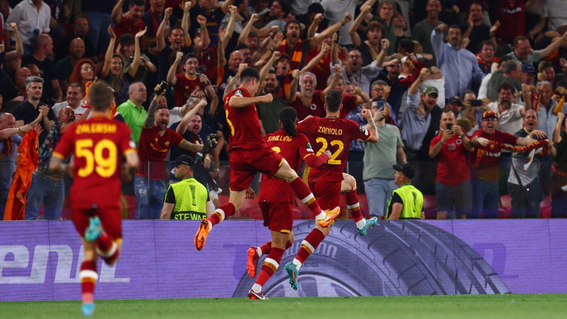 Jogadores da Roma comemorando gol de Zaniolo