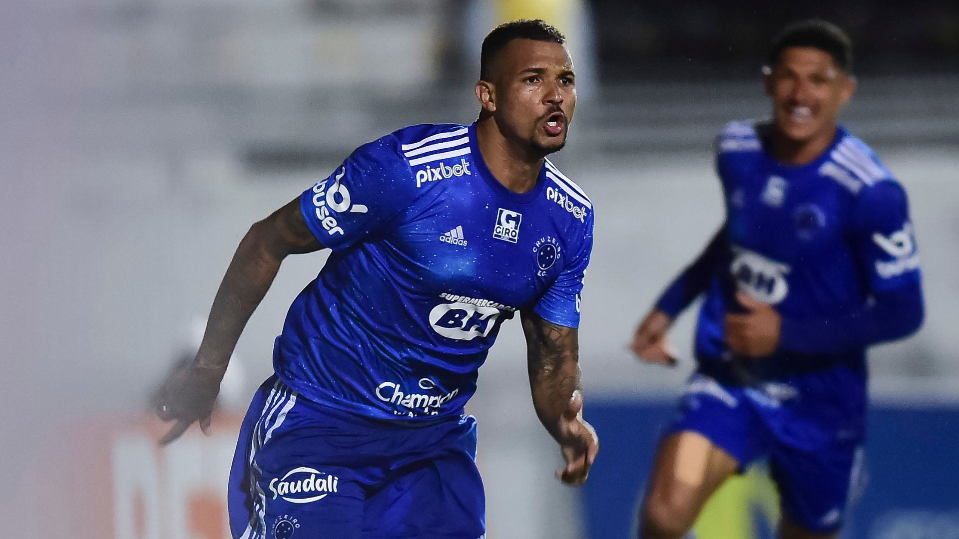 Zé Ivaldo comemora gol de empate do Cruzeiro