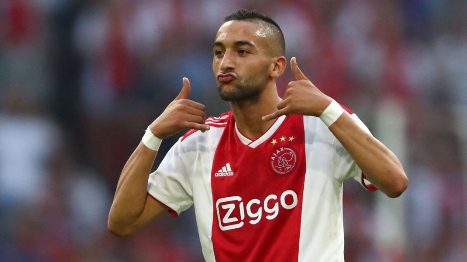 Ziyech celebrando em sua passagem pelo Ajax